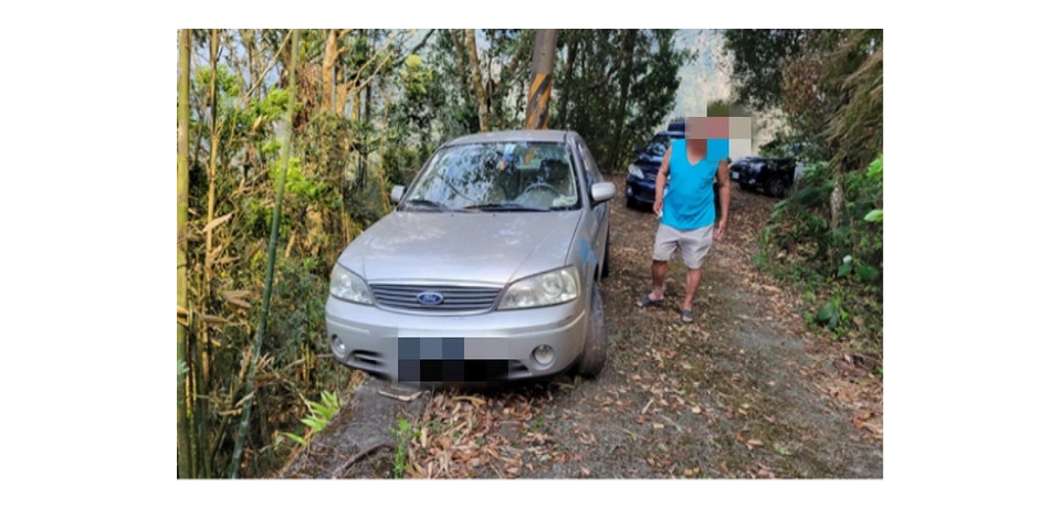 車輛輪胎卡水溝  華山警即刻救援(圖)