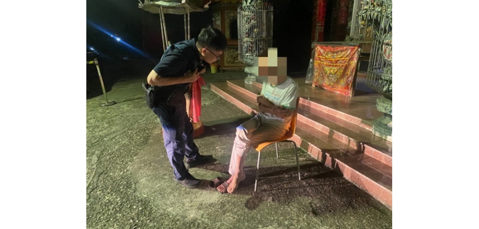 失智老翁深夜外出迷途 大埤警積極尋獲助其返家(圖)