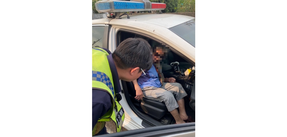 老婦徘徊廟前忘家在哪  四維警助其返家(圖)