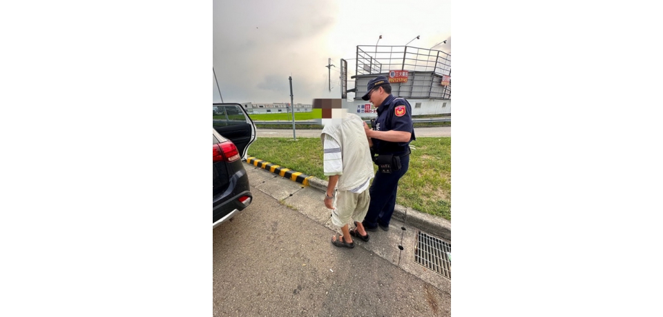 騎電動車沒電卡路中 大埤警協助老翁返家(圖)