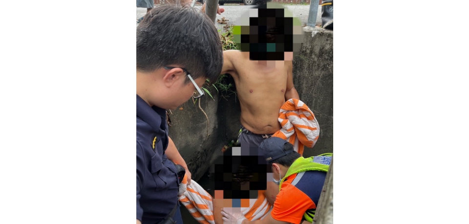 男子掉落溝渠 雲林縣警消與熱心民眾合力救助(圖)