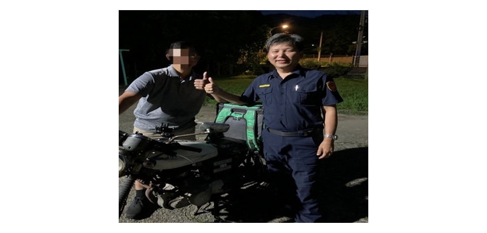 機車油料用盡困路上  雲林縣華山派出所長助民眾添油返家(圖)
