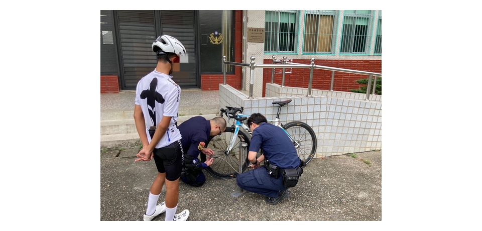 自行車突爆胎 雲林縣華山警助其脫困(圖)