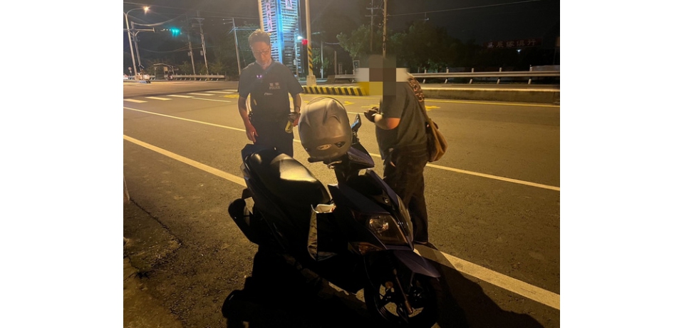 機車油箱見底突拋錨   雲林縣新光暖警伸援手(圖)