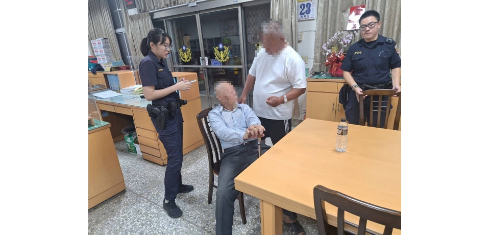 老翁佇立路口引民關懷   斗南警助迷途翁返家(圖)