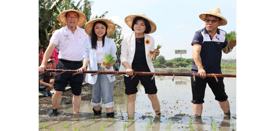 西螺農會親子水稻插秧體驗 雲林縣長張麗善食農教育親近土地 感受粒粒皆辛苦(圖)